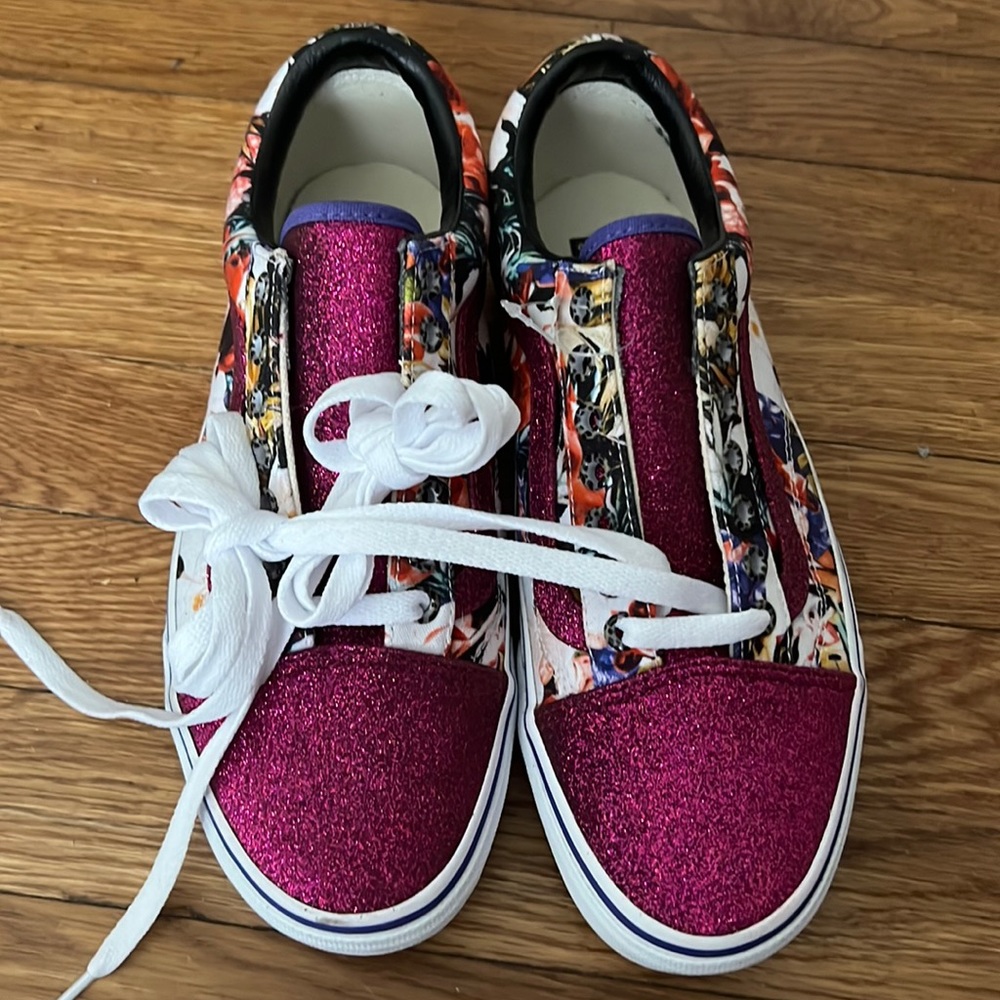 CUSTOM VANS SIZE 8.5 NEVER BEEN WORN